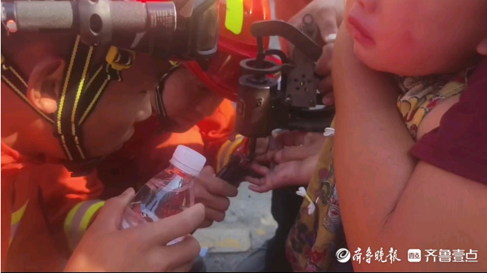 果然视频|男童被缝纫机针头扎手，消防员到场及时帮其脱困