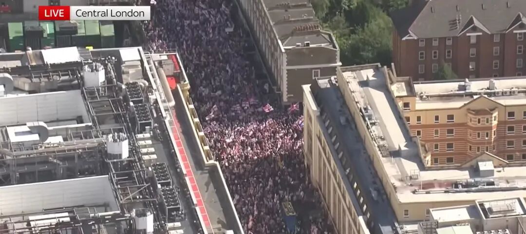 伦敦爆发超10万人抗议活动，马斯克“意外现身”