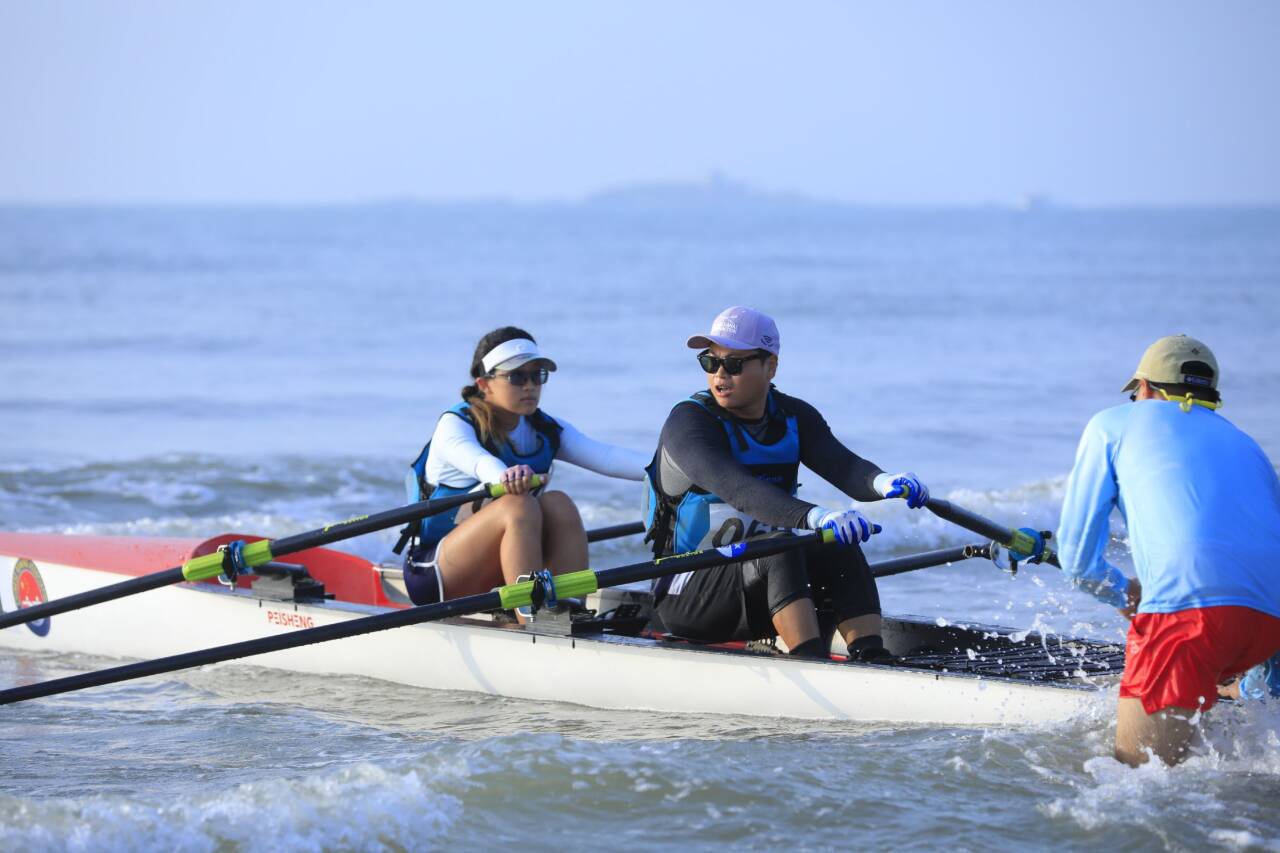 36支队伍破浪乘风聚青岛！全国海岸赛艇沙滩冲刺邀请赛开幕