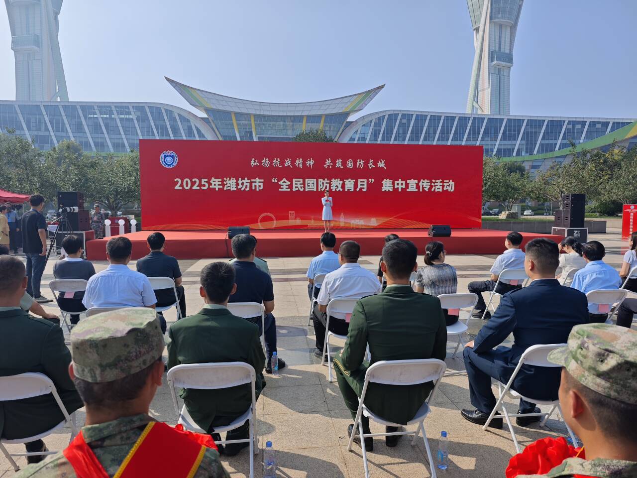 为新兵披红戴花，潍坊市举行“全民国防教育月”集中宣传活动