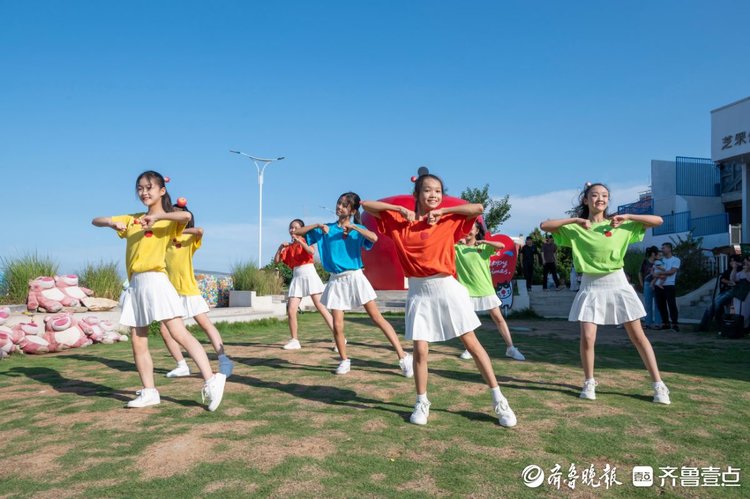 图集|舞蹈快闪、秋日市集……这场“烟台苹果奇遇记”现场超燃