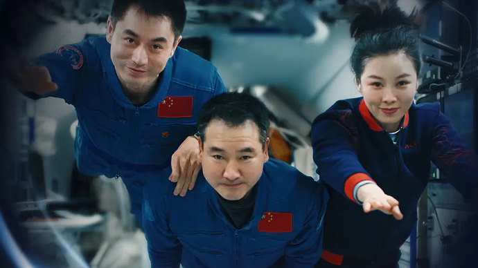 艺苑论剑｜电影《窗外是蓝星》：从太空摘回一颗“星”