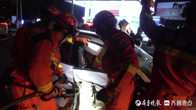 果然视频|两车相撞一人被困，消防员紧急破拆救援