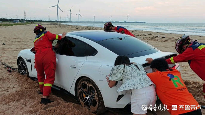 果然视频|车陷海滩无法驶出，众人合力推车救援