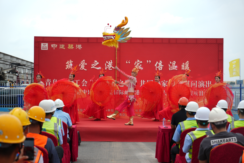 青岛市总工会“劳动者之歌•共同的家园” 慰问演出走进中建筑港项目一线