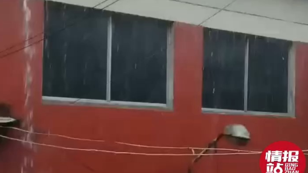 天气情报站|黑云压城！济宁午间大雨倾盆，屋檐瞬间水流如注