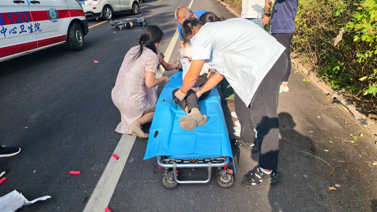 寻找我身边的温暖|学生车祸倒地，潍坊一护士与路人合力救治守护