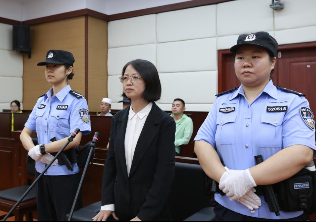 8年受贿5448万余元，贵州省卫健委原党组书记杨慧受审