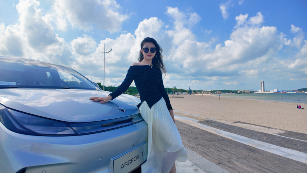 烟台海畔，极狐T1实鉴：同级别空间王者，家用纯电终极答案