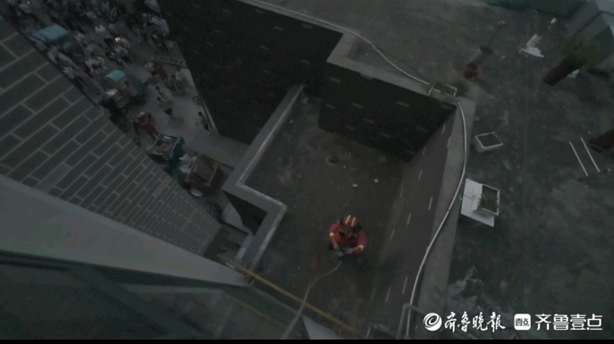 果然视频|男孩被困小区居民楼二层平台，消防员及时到场救援