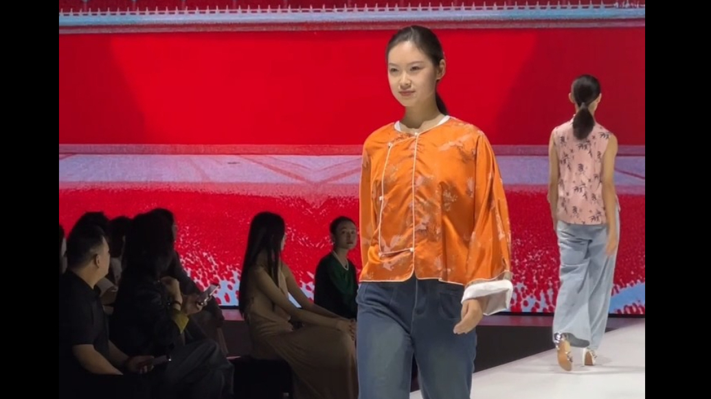 果然视频丨山东服装职业学院模特大赛，中式锦绣与牛仔裤擦出火花