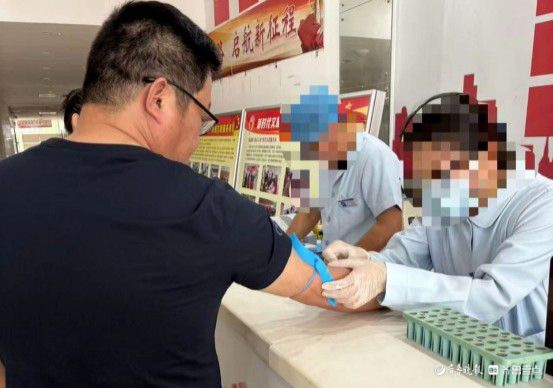 中国人寿陵城区支公司开展公益献血活动