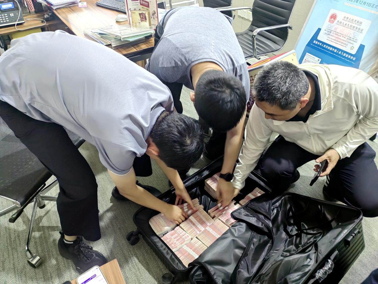 招行人联手公安拦截90万诈骗款，用责任和温情守护“钱袋子”