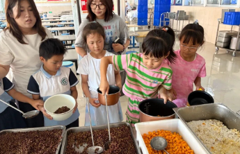 长峰小学开展“闻香识草，寻味煮粥”中医文化活动
