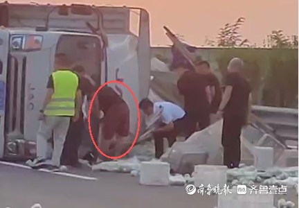 凡人歌丨货车失控撞护栏侧翻，青岛公交司机救险“顶”起一片天