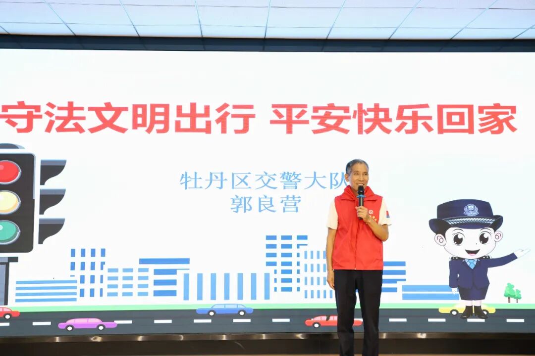 菏泽牡丹区交警：别错过！这场交通安全宣讲，用“实验”说话