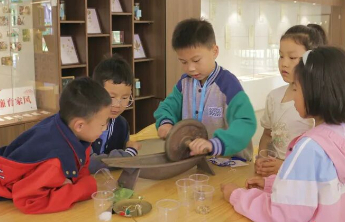 “中小学春秋假”背后的人文经济学