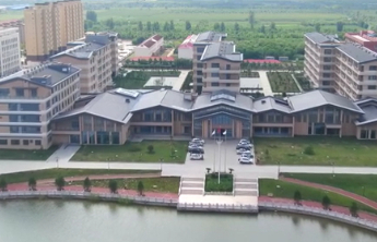 李海龙的“变形计”：从优秀汽修工到养老护理员