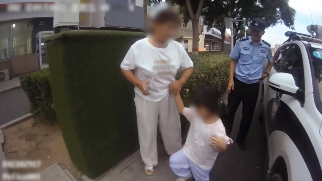 果然视频丨即墨五岁女童独自溜上公交，警民暖心接力助女童回家