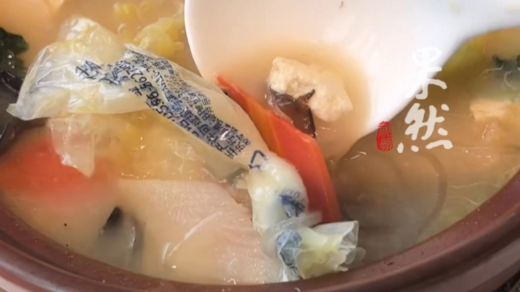 果然视频|北京一知名烤鸭店汤菜现塑料袋，门店：系分料包不慎掉入