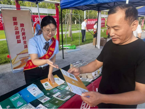 邮储银行日照分行开展防范非法集资宣传活动，守护市民“钱袋子”