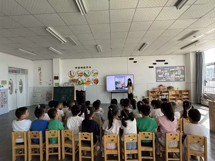 东营市河口区湖滨新区幼儿园开展“铭记历史，童心向暖”教育活动