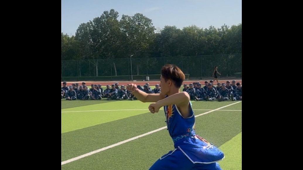 果然视频|刀枪棍棒一起上，山东师范大学军训场上演“武林大会”