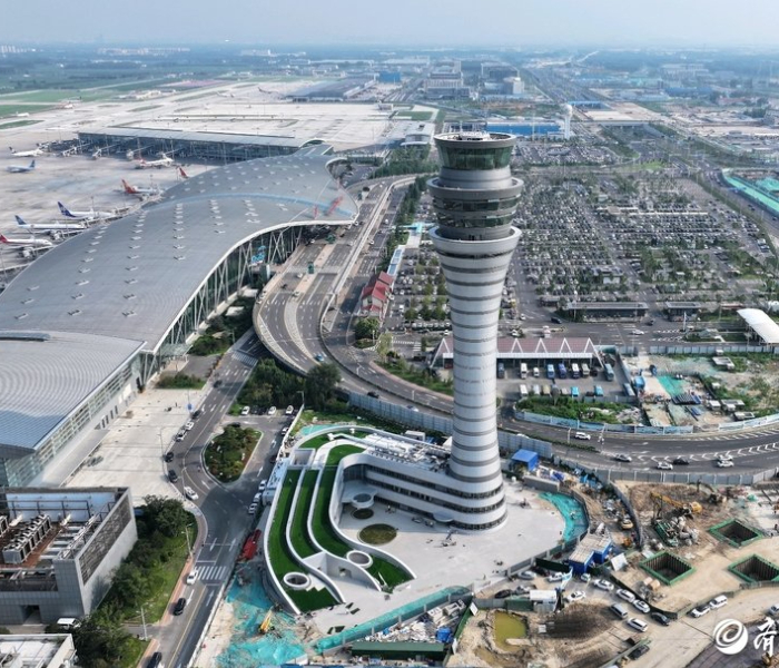 新航站楼是老航站楼的3.5倍，高铁、地铁、航空便捷换乘，跃升至民航最高等级，过夜楼贴着航站楼建……步入“十四五”规划收官期，济南机场二期改扩建朝2026年底达到竣工验收条件的目标加速推进。
这一重大工程，承载着提升济南航空枢纽能级、推动城市交通格局变革的使命。齐鲁晚报·齐鲁壹点推出系列报道，走进项目现场，从“空、铁、轨、陆”零距离换乘的交通枢纽规划，到旅客过夜、休息等便民配套的贴心布局，全方位展现黄河流域“空中新门户”的建设之路。