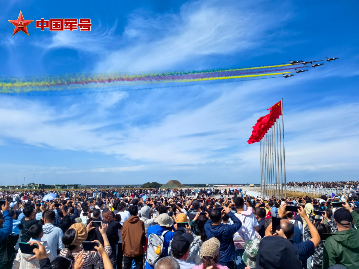 中国战机与红旗绝美同框！
