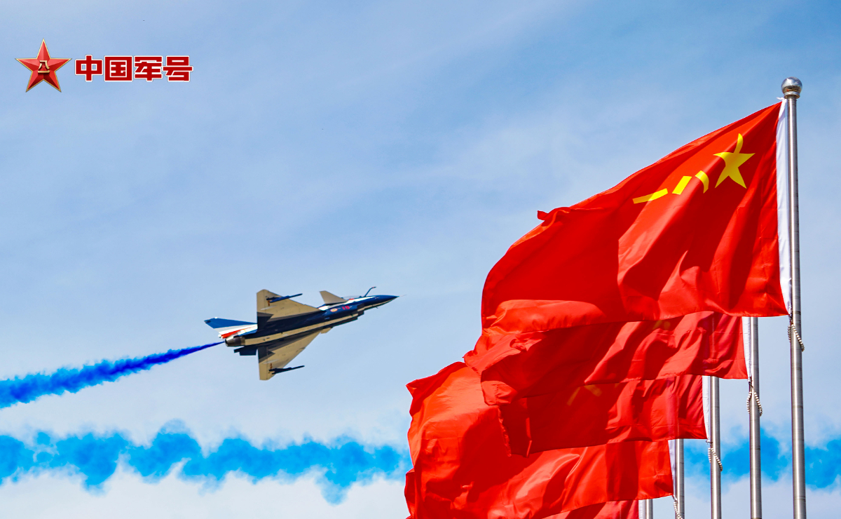 中国战机与红旗绝美同框！