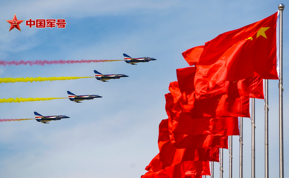 中国战机与红旗绝美同框！