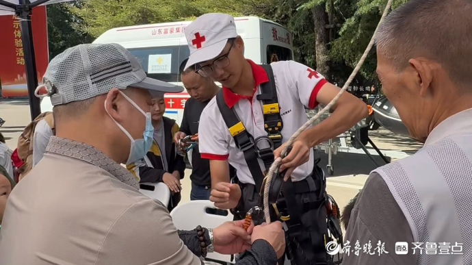 果然视频｜济南举办国防教育体验展，志愿者现场教学绳索救援技巧