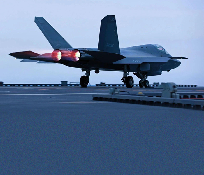 记者22日从海军有关部门获悉，在纪念中国人民抗日战争暨世界反法西斯战争胜利80周年大会上受阅的歼-15T、歼-35和空警-600三型舰载机，已于此前成功完成在福建舰上的首次弹射起飞和着舰训练。这是我国航母发展历程中取得的又一次突破，标志着福建舰具备了电磁弹射和回收能力，对推进海军转型建设具有里程碑意义。