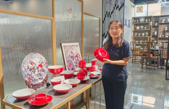 一片冰心在玉瓷，银凤陶瓷王丽梅做瓷釉上的“绣花人”