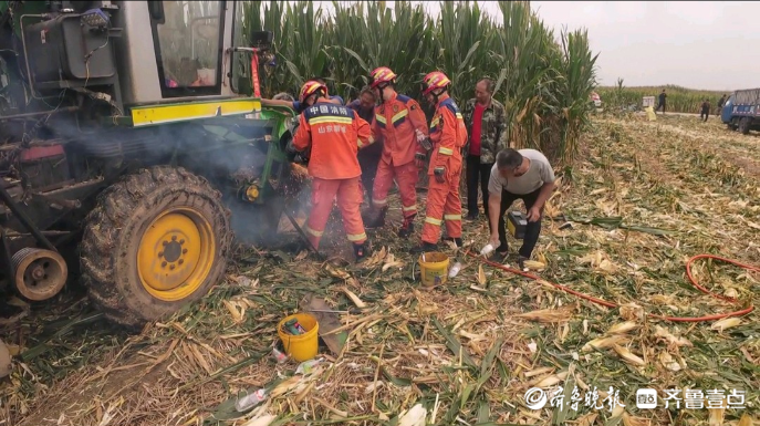 果然视频|男子腿卡收割机进口处，消防员紧急到场救援