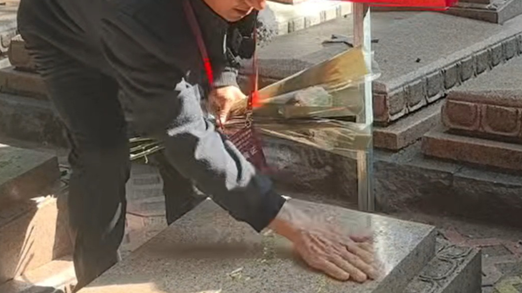 盖振峰：二爷爷，终于找到你了，你也找到家了，不再是无名烈士了