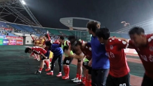 果然视频|烟台2:1胜潍坊,球员雨中感谢球迷,获热情高呼回应