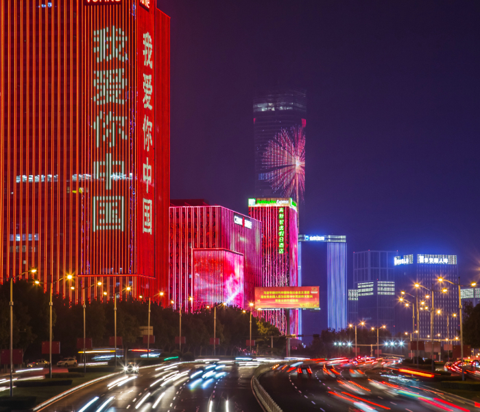 岁月不居，时节如流。当大明湖的清波映着第一缕曙光，古城的街巷里还留着过往的痕迹，济南这座千年古城，正将深厚的历史积淀转化为磅礴动力，以“强省会”的担当，书写跨越千年的时代故事。
站在新中国成立76周年的新起点，济南的前路愈发清晰。从商埠时期的开放探索，到融入黄河战略的崭新实践，济南将始终秉持实干精神，在黄河流域高质量发展的浪潮中乘风前行。一幅“强省会”的壮丽图景正在齐鲁大地徐徐展开，等待着每一位济南人去共同描绘、共同见证。