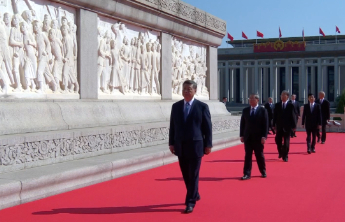 习近平等党和国家领导人瞻仰人民英雄纪念碑