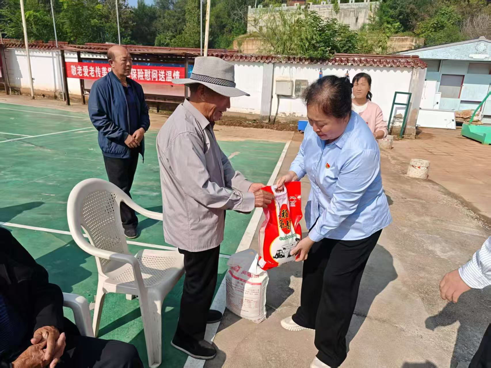 金秋送福·双节传情——中华财险潍坊中支走进侯王村敬老送温暖