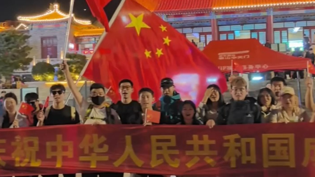 果然视频｜泰安红门夜爬潮，山河同庆贺生辰
