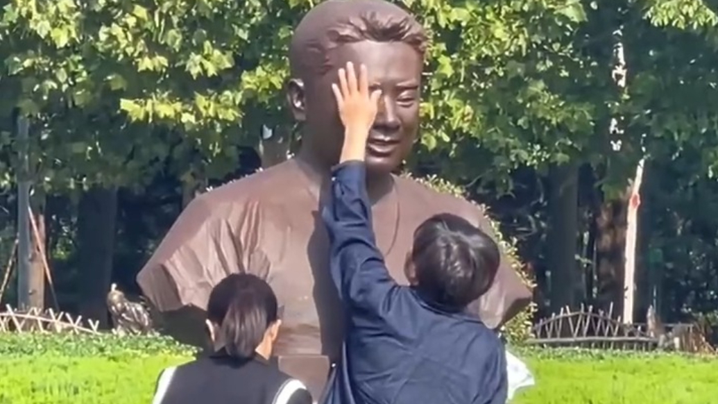 果然视频｜国庆假期，栾留伟烈士家人为雕像扫尘