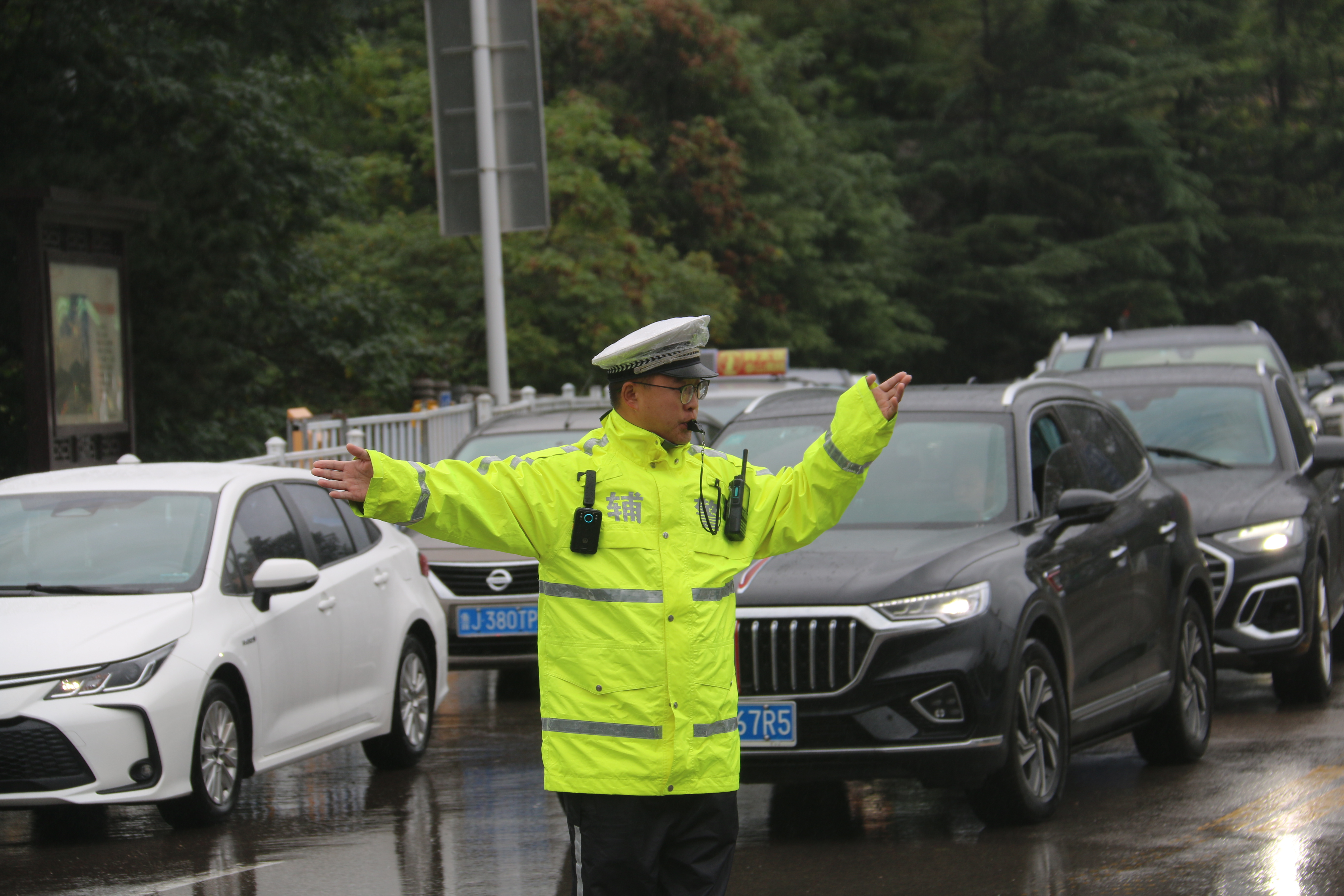 国庆我在岗｜泰城雨中“荧光黄”，路上疏导保畅通