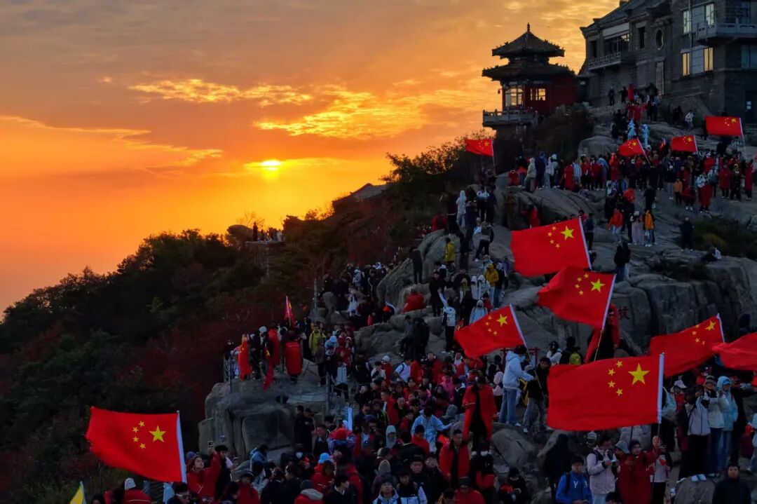 齐鲁晚报壹点智库大数据显示：10月1日，泰山“追景指数”山东排名第一！