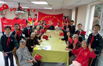 青岛福彩大手牵小手 一次跨越年龄的爱国对话