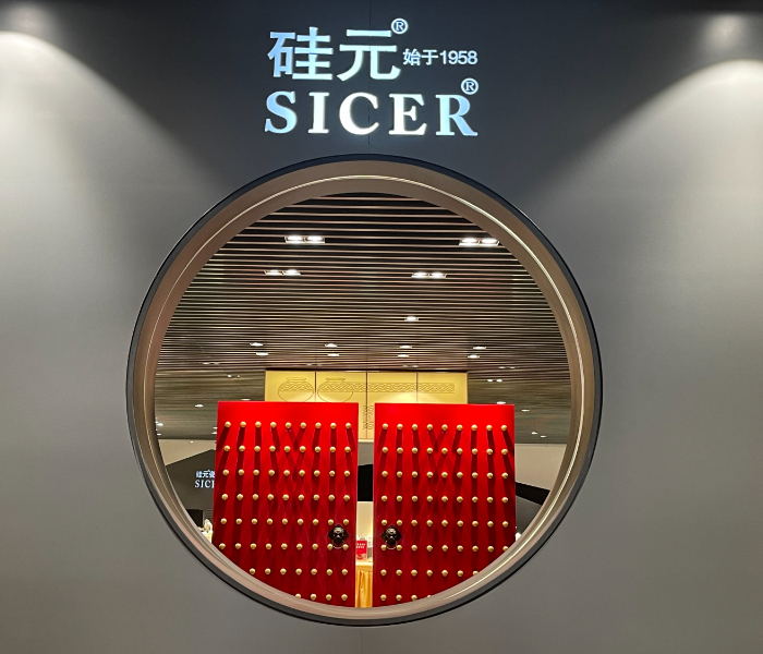 烟火璀璨，窑火赓续。
淄博千年不熄的窑火，练就出一批优秀的陶瓷企业。它们与这座城市同频共振，交融共生，硅元国瓷正是其中的翘楚代表。六十七载耕耘，硅元国瓷与时代同频，与区域共振，与城市同步，并以陶瓷为载体，续写着中国陶瓷美学的千年风雅……