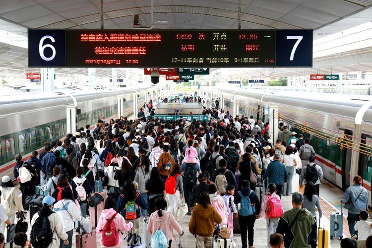 China's railway passenger trips hit record high on National Day