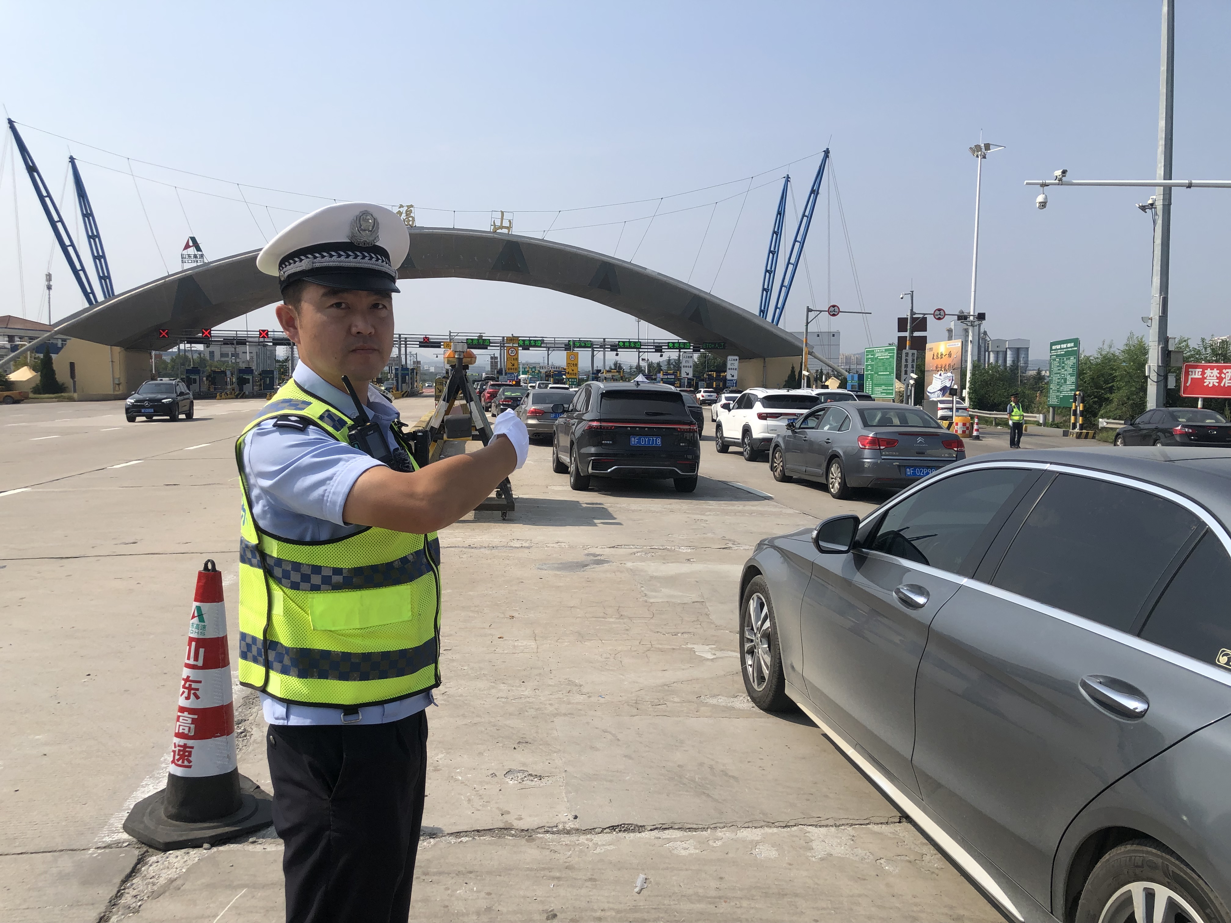 假日观｜烟台高速交警张相英的“国庆值守”：保畅通、护平安