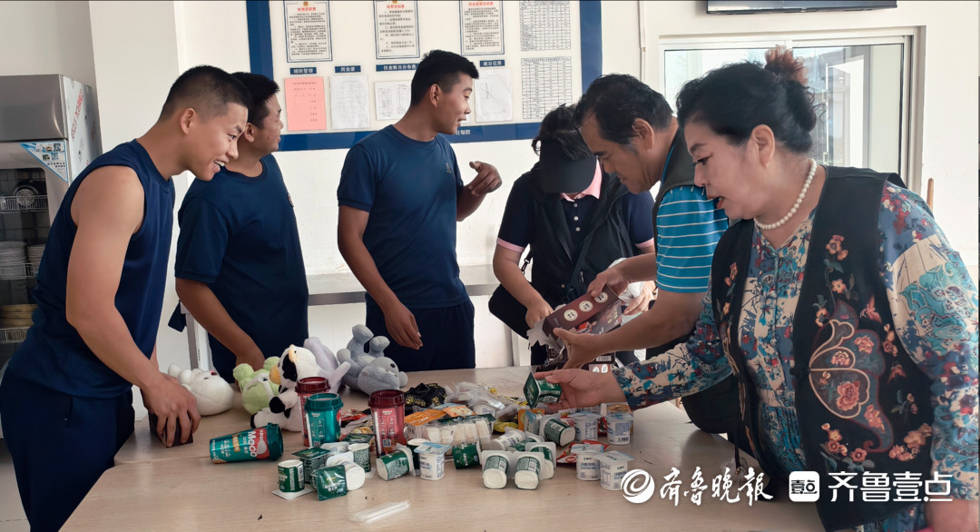 壹点公益丨送去家的温暖，齐鲁志愿者为消防员烙油饼、送演出