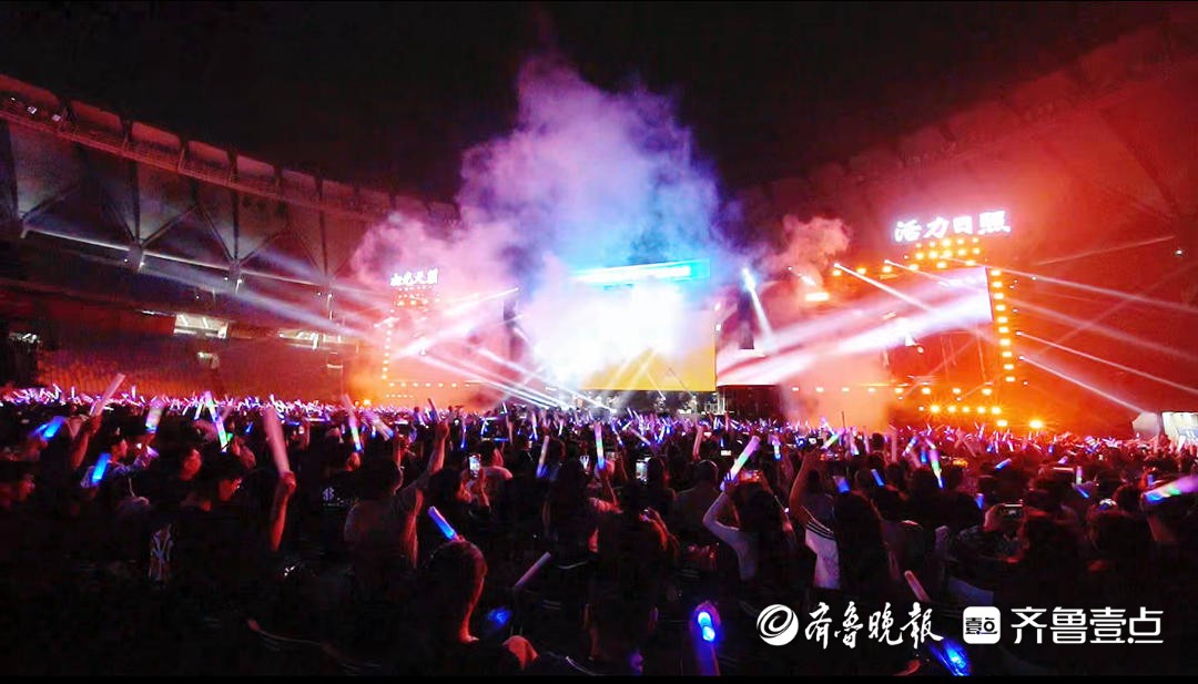 为热爱奔赴日照！3万乐迷嗨翻“初光天籁”超级演唱会